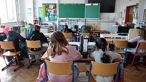 Blick in ein Klassenzimmer der Waldeckschule (Archivbild): Die Stadt Singen arbeitet an einem Konzept zur Berechnung des Personalbedarfs ...