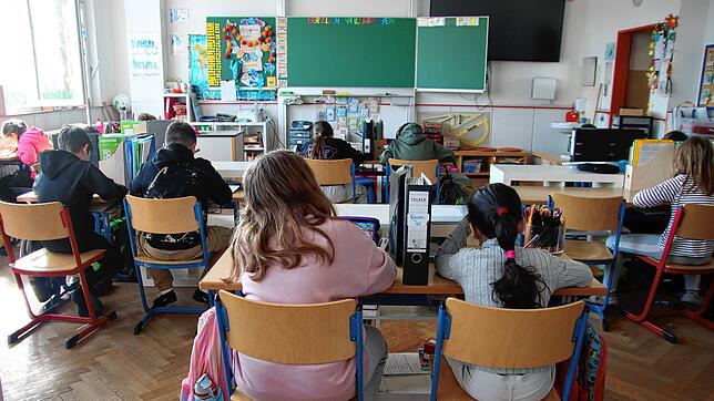 Blick in ein Klassenzimmer der Waldeckschule (Archivbild): Die Stadt Singen arbeitet an einem Konzept zur Berechnung des Personalbedarfs ...