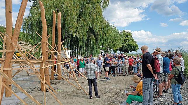 Die Spielelandschaft für Kinder nimmt im Uferpark langsam Gestalt an. Die ersten Robininenstämme für das Klettergerüst sind ...