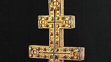 Das Reliquiar von Denkendorf: Es ist als byzantinisches Doppelkreuz gestaltet und besteht aus einem Holzkern, der mit vergoldetem ...