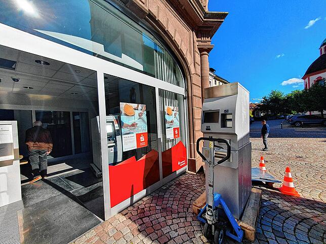 Der Automat hat sein Ziel in der Übergangsfiliale erreicht.