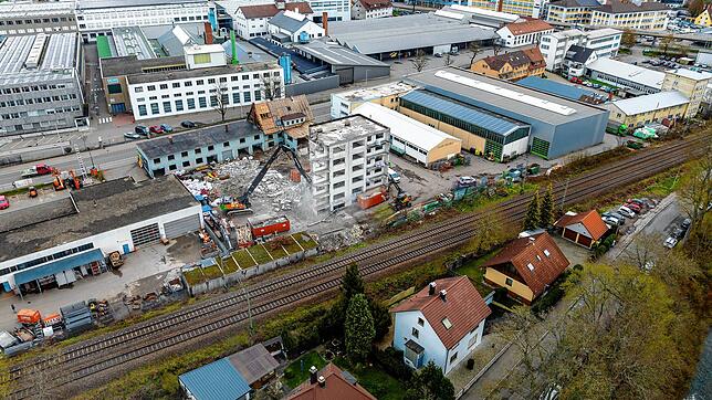Der alte Standort der Kriminalpolizei wird abgeräumt. Auf dem Grundstück zwischen Goldenbühlstraße und Bahngleisen wird so zwischen ...