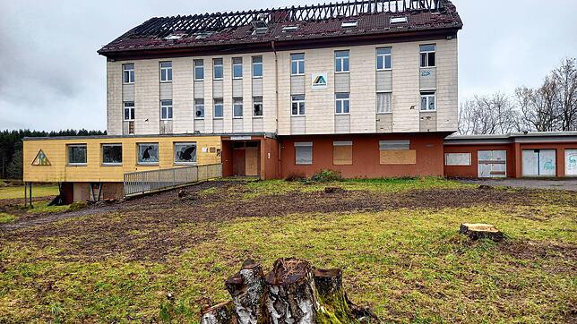 Um die alte Jugendherberge in Villingen sind Bäume und Sträucher gerodet. Wann mit dem Abriss begonnen wird, ist noch unklar.