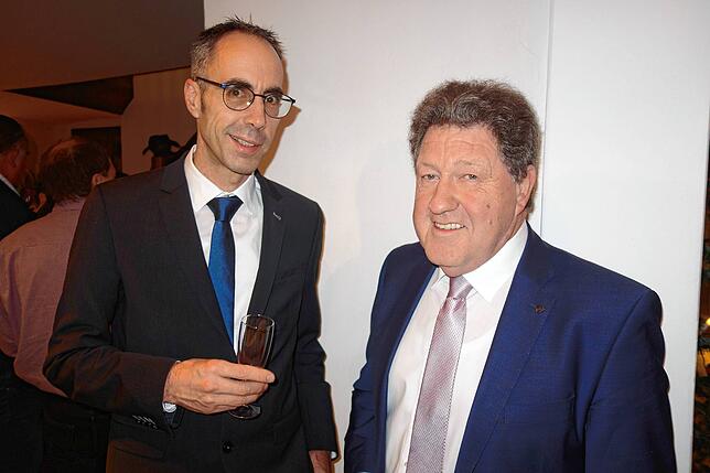 Beim Sektempfang nach der Amtseinführung: Der Engener Bürgermeister Frank Harsch (links) mit Stadtrat Jürgen Waldschütz, der als ...