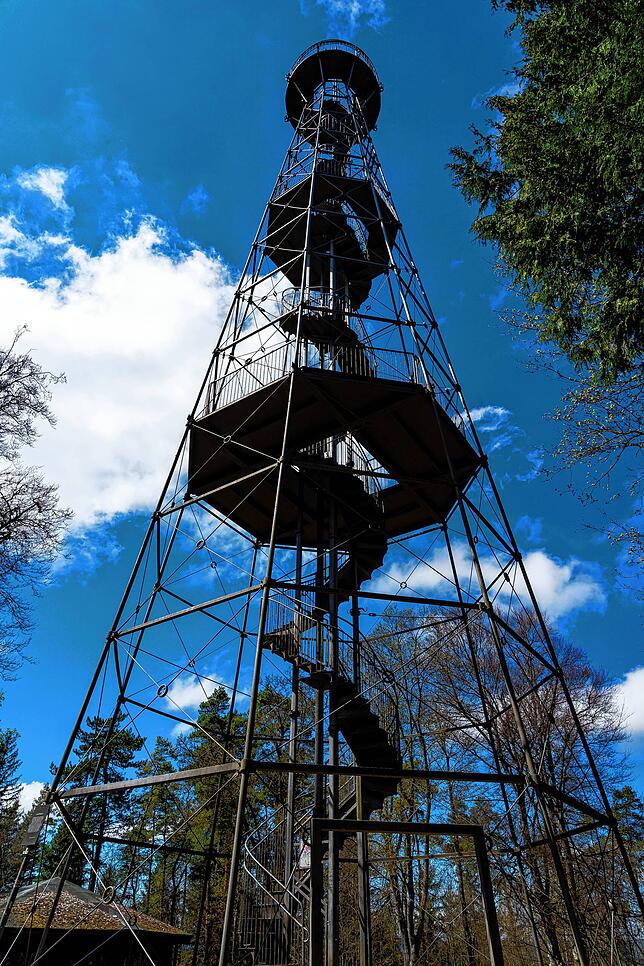 Der Turm ragt markant in den Himmel über Villingen.