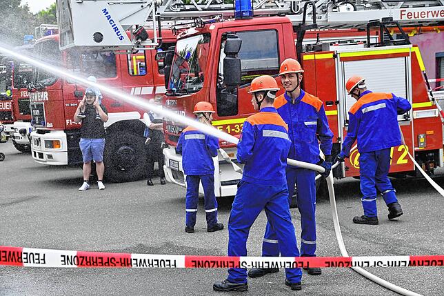 Bild 9: Goßer Andrang beim Feuerwehrfest
