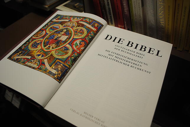 Die Bibel ist der Verkaufsschlager in der St. Marienbuchhandlung. Die günstigsten Exemplare kosten knapp 10 Euro, die teuersten 800 Euro.
