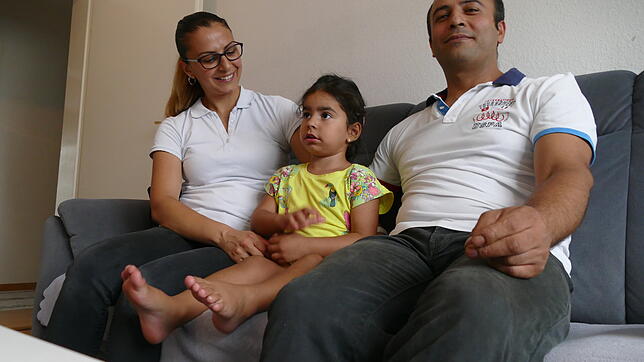 Erdem (links) und Ali Tasdemir mit ihrer Tochter Helin. Sie freuen sich, dass sie nach Helins &bdquo;Autismus&ldquo;-Diagnose doch Hilfe ...
