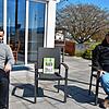 Die Chronik des SV Herten sorgt für Zusammenhalt, aber in der Bildmitte auch für den gebotenen Abstand zwischen Peter Grimm (rechts) und ...