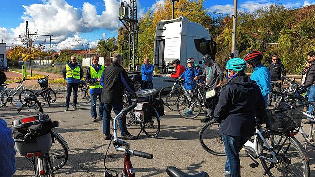 Schon zur Radtour der Freien Wähler am Oktober 2020 kamen viele Interessierte, um die Schwachstellen im Gottmadinger Radwegenetz zu ...