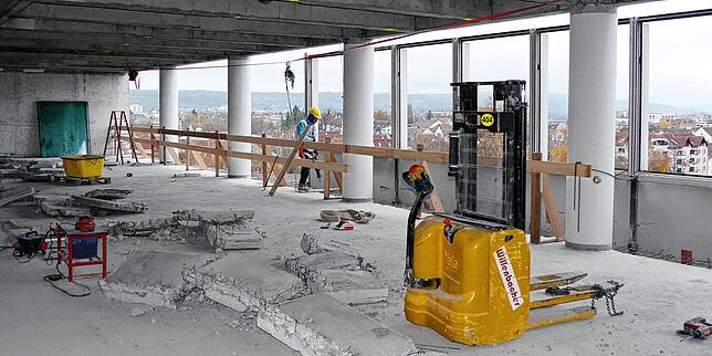 Ein Job am Abgrund: Der Arbeiter in der Bildmitte ist angeseilt, weil es direkt vor seinen Füßen viele Meter in die Tiefe geht. Er ...