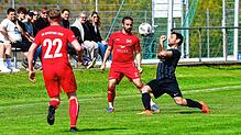 Bild mit Symbolkraft: Während Artur Kirschmann (Nr. 22) und Marco Lohr mit dem SV Jestetten dank des 3:1-Erfolgs beim Nachbarn nun ...