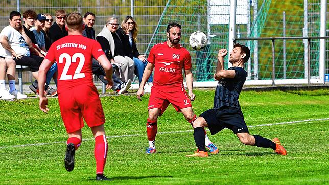 Bild mit Symbolkraft: Während Artur Kirschmann (Nr. 22) und Marco Lohr mit dem SV Jestetten dank des 3:1-Erfolgs beim Nachbarn nun ...