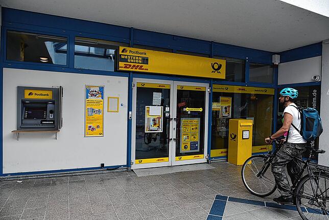 Vor verschlossener Tür stehen derzeit Kunden der Postfiliale in Schopfheim.