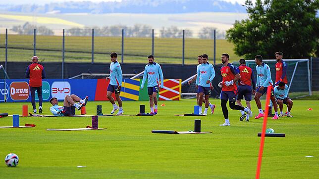 Auftakttraining: Gestern Abend absolvierten die Spanier die erste Einheit auf dem Gelände des SV Aasen. Bild: Esteban Waid