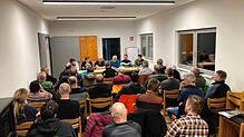 Groß ist das Interesse bei der jüngsten Sitzung des Ortschaftsrates in Brenden in der neuen Dorfhalle (hinten, von links): Elias Eckert, ...