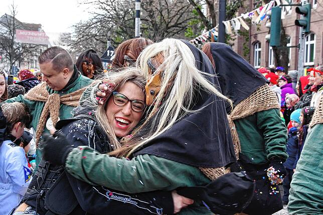 Bild 26: Sonne für die Narren: Großer Fasnet-Umzug begeistert in Singen!