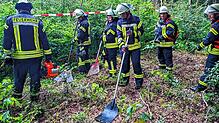 Strategie, wenn das Wasser knapp ist: Bei einer Übung zeigen Feuerwehrleute aus Donaueschingen, wie die Brandbekämpfung im Wald mit ...
