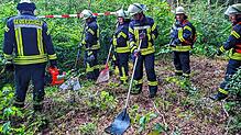 Strategie, wenn das Wasser knapp ist: Bei einer Übung zeigen Feuerwehrleute aus Donaueschingen, wie die Brandbekämpfung im Wald mit ...
