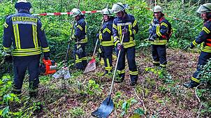 Strategie, wenn das Wasser knapp ist: Bei einer Übung zeigen Feuerwehrleute aus Donaueschingen, wie die Brandbekämpfung im Wald mit ...