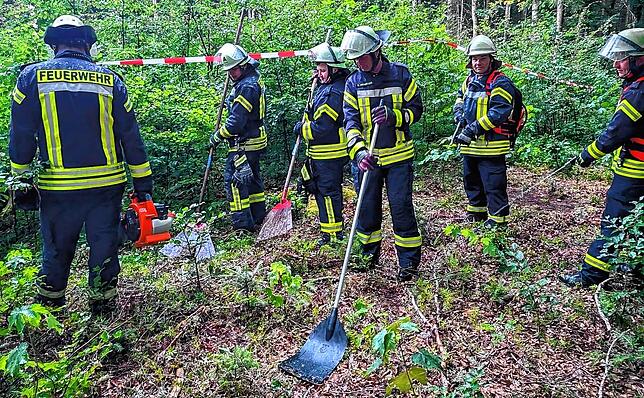 Strategie, wenn das Wasser knapp ist: Bei einer Übung zeigen Feuerwehrleute aus Donaueschingen, wie die Brandbekämpfung im Wald mit ...