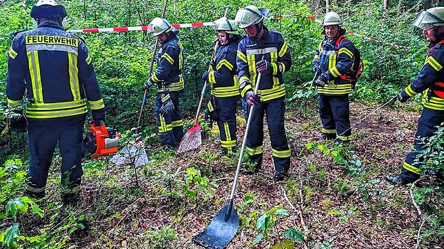 Strategie, wenn das Wasser knapp ist: Bei einer Übung zeigen Feuerwehrleute aus Donaueschingen, wie die Brandbekämpfung im Wald mit ...