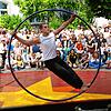 Mit spektakulären Nummern unterhiel der Überlinger Zirkus Faustino die Besucher beim Promenadenfest. Im Bild Elias Franz mit dem Cyr Wheel.