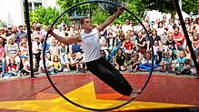 Mit spektakulären Nummern unterhiel der Überlinger Zirkus Faustino die Besucher beim Promenadenfest. Im Bild Elias Franz mit dem Cyr Wheel.