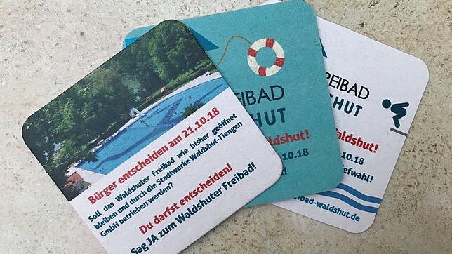Mit Bierdeckeln wirbt jetzt der Verein pro Freibad Waldshut für sein Anliegen.