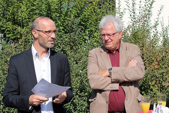 Geschäftsführer Leichenauer (links) und Vorsitzender Engesser informieren.