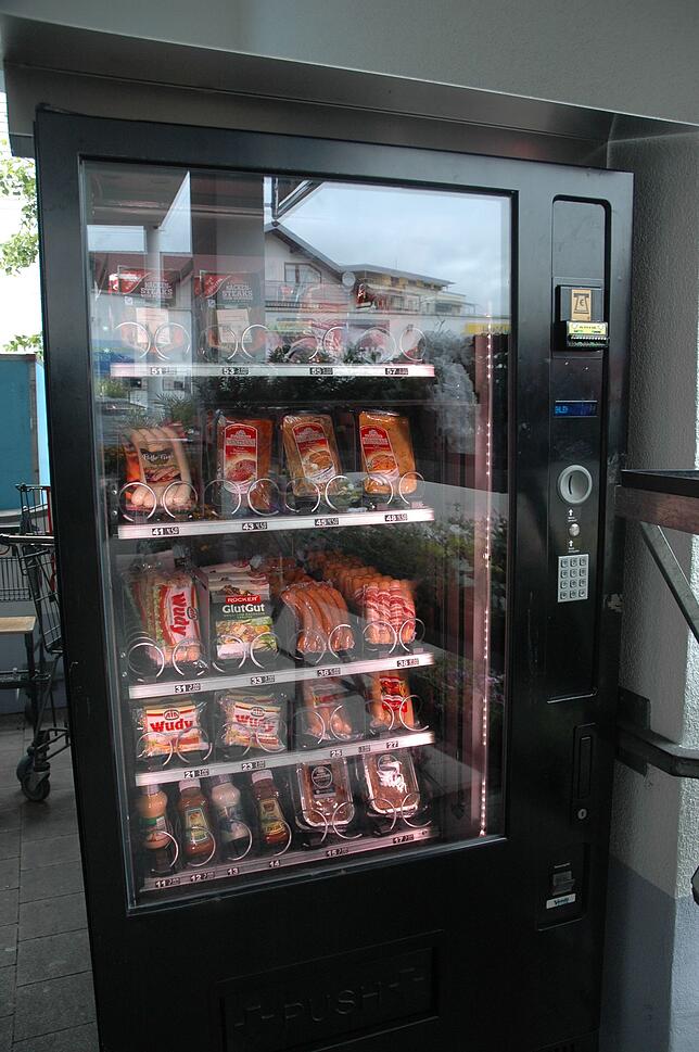Der Lebensmittelautomat beim Schmidt‘s Markt in Wehr hat alle Zutaten für das Grillen im Angebot.