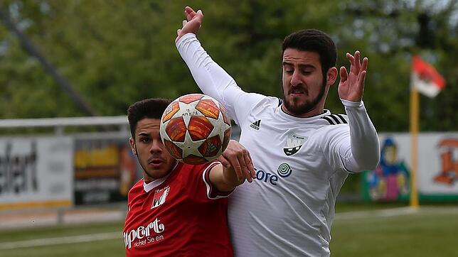 Zweikampfstark: Francesco Vardi (rechts, in der vergangenen Bezirksliga-Saison gegen den Weilheimer Aggelos Mitkidis) ist mit seinem FC ...
