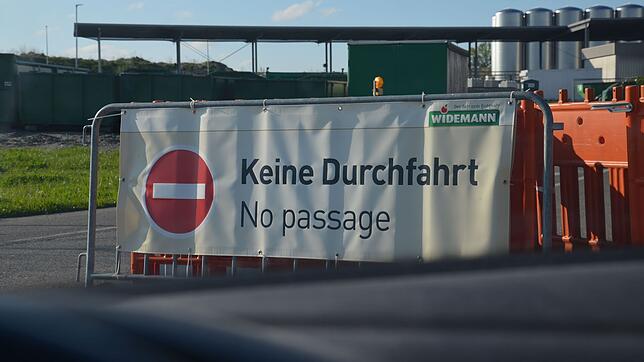 Keine Durchfahrt: Manches Navi will Autofahrer mit dem Zielort Salem in Ahausen direkt über das Gelände der Kelterei Widemann führen. ...