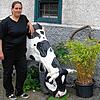Claudia Fechner vor der Bunten Kuh in Kaltbrunn. Gleich zum Auftakt kamen viele Gäste in die beliebte Dorfkneipe.