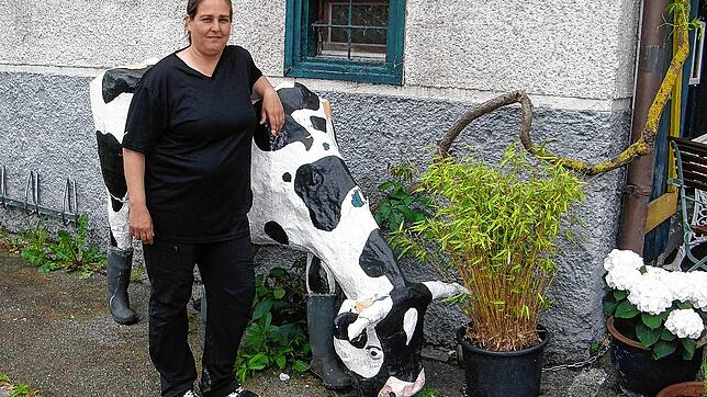 Claudia Fechner vor der Bunten Kuh in Kaltbrunn. Gleich zum Auftakt kamen viele Gäste in die beliebte Dorfkneipe.