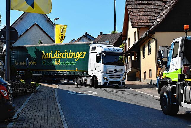 Selbst riesige Lkw nutzen den schmalen Lindenweg als Umfahrung für die Unfallstelle.