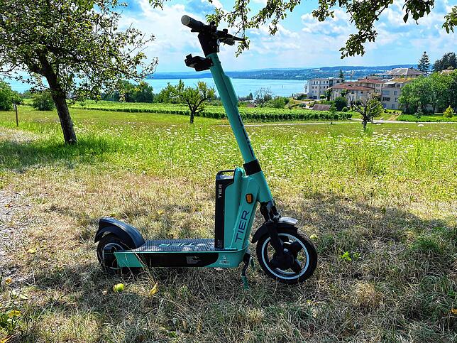 Ein E-Scooter auf der Wiese beim St. Leonhard: Seit vergangenem Jahr sind sie wieder in Überlingen ausleihbar.