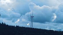 Noch sind die geplanten Windräder in Brenden nur in der Ferne zu sehen, wie hier die bereits bestehende Anlage in Häusern. Das ...