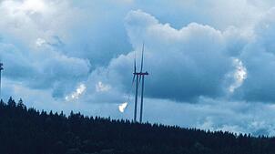 Noch sind die geplanten Windräder in Brenden nur in der Ferne zu sehen, wie hier die bereits bestehende Anlage in Häusern. Das ...
