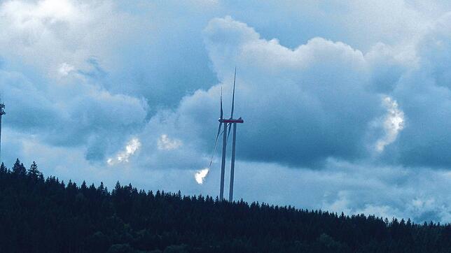 Noch sind die geplanten Windräder in Brenden nur in der Ferne zu sehen, wie hier die bereits bestehende Anlage in Häusern. Das ...