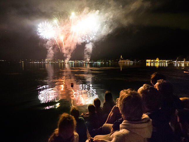 Bild 1: Das Seenachtfest-Feuerwerk vom Logenplatz am Yachthafen: Der Konstanzer Teil in Bildern