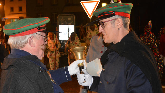 Narrenbolizei Heinz Schwenninger (links) geht in Narren-Rente und übbereicht die Narrenschelle an Nachfolger Michael Bauer.