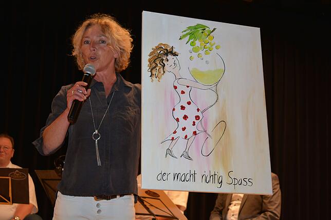 Winzervereins-Mitarbeiterin Susi Scheinert präsentiert das von ihr gemalte Motiv für das Etikett des „Spaß-Weins“.