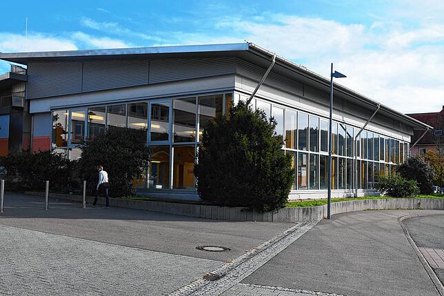 Das Stockacher Hallenbad an der Dillstraße auf einem Archivbild. Normalerweise öffnet es zum Schulbeginn nach den Sommerferien. Während ...