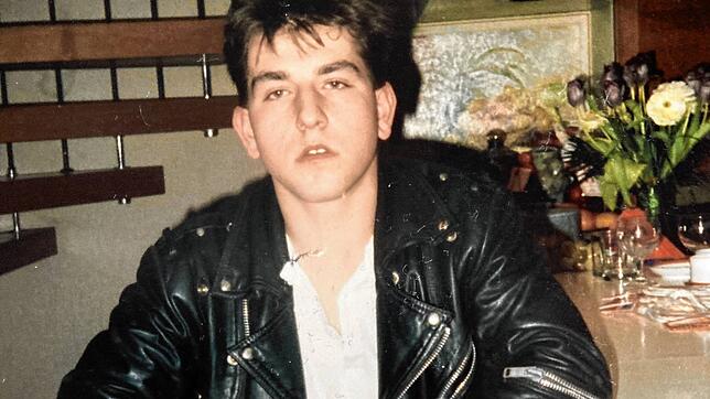 Lederjacke, Jeans und ein wenig beeindruckter Gesichtsausdruck: Jörg Kraus in den 80er-Jahren als Punk.