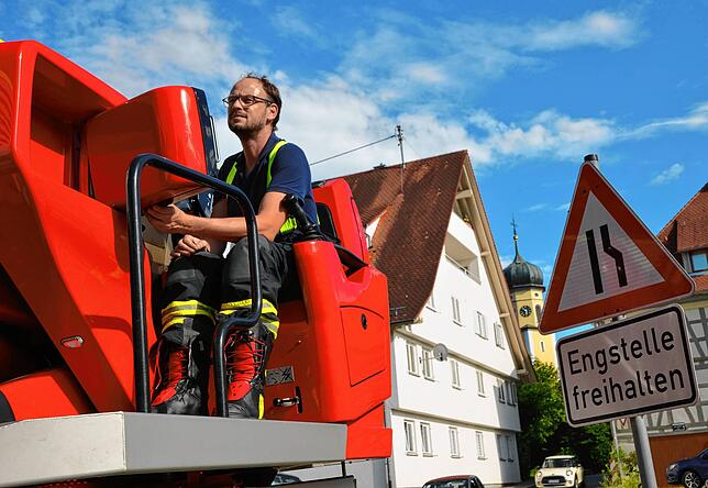 Patrick Krebs steuert die Drehleiter zum Horst.