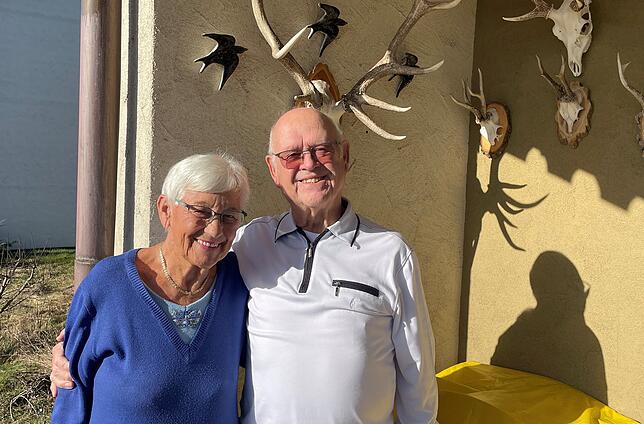 Manfred und Ida Strauß auf ihrem Balkon in Jestetten. Hinter dem Paar hängen Manfred Strauß‘ Trophäen, die er als Jäger geschossen ...