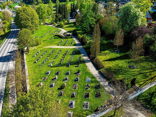 Ein Blick auf den Brigachtaler Friedhof am Ortseingang von Kirchdorf.