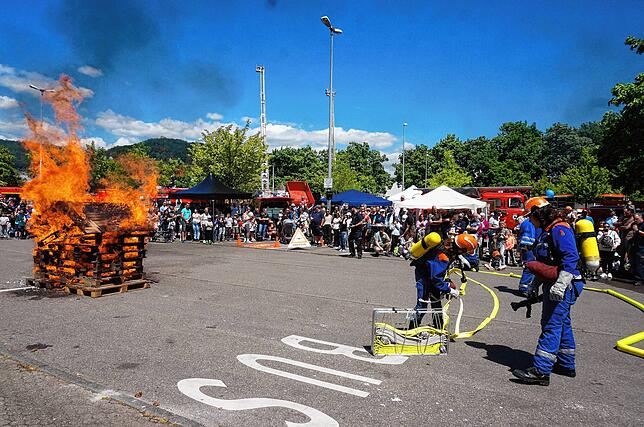 Gleich wird die Jugendfeuerwehr Waldshut-Tiengen mit ihren Schläuchen und viel Wasser gegen die lodernden Flammen vorgehen.