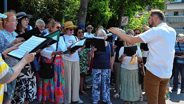 Johannes Tress dirigiert den Kirchenchor, der für die musikalische Umrahmung sorgt.